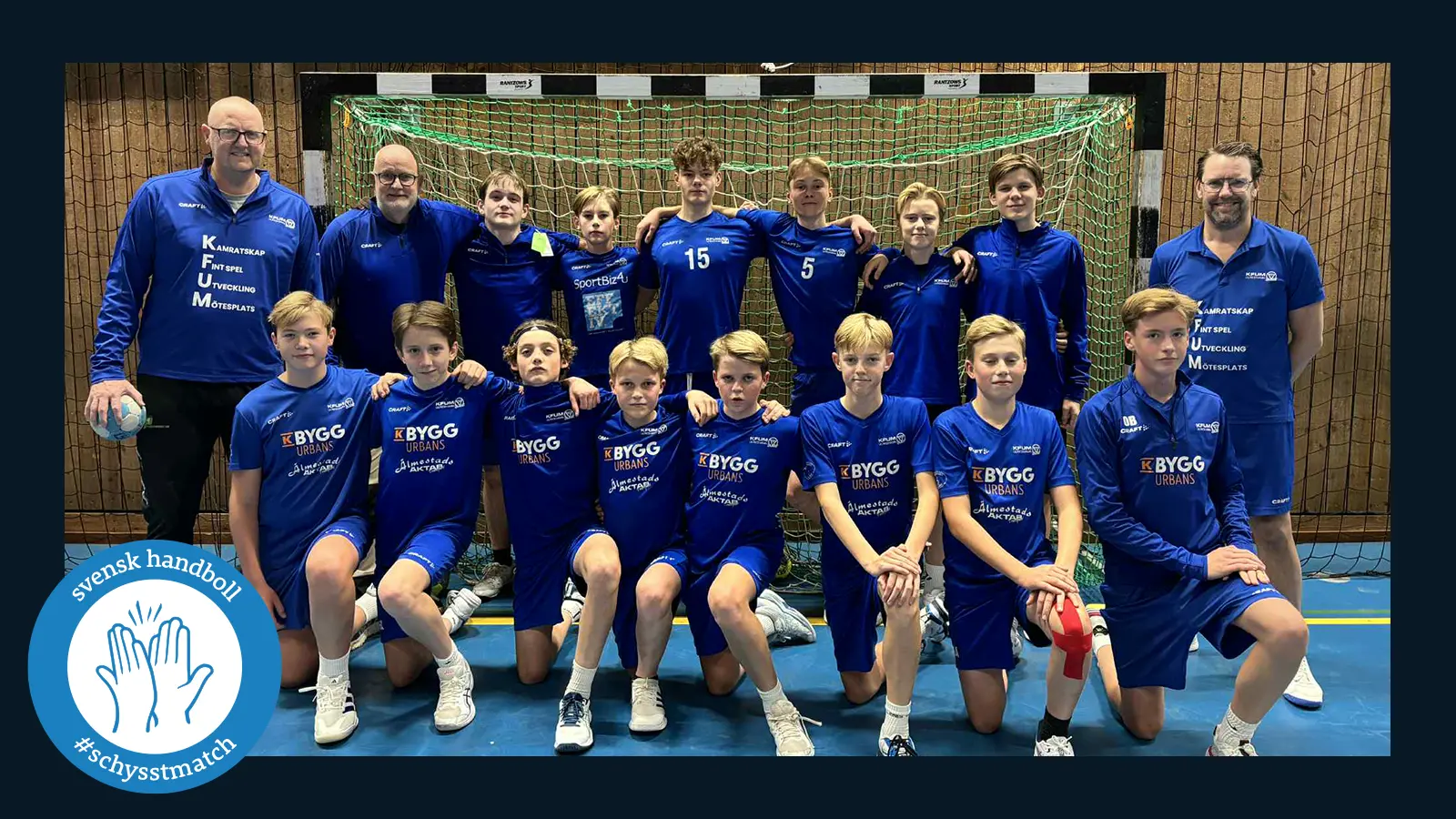 ett foto på ett lag ungdomar killar som står uppradade för ett lagfoto. längst ner till höger sitter en rund symbol med två händer som gör high-five och där det står svensk handboll och #schysstmatch.